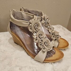 NWOB Paritzia Harlequin Leather Flower Top Cork Wedges Size